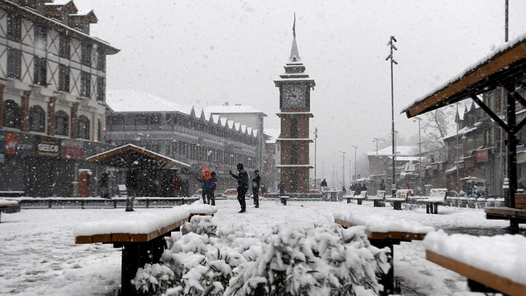 Jammu  Kashmir weather: Despite slight rise in temperature freezing cold continues in Kashmir valley