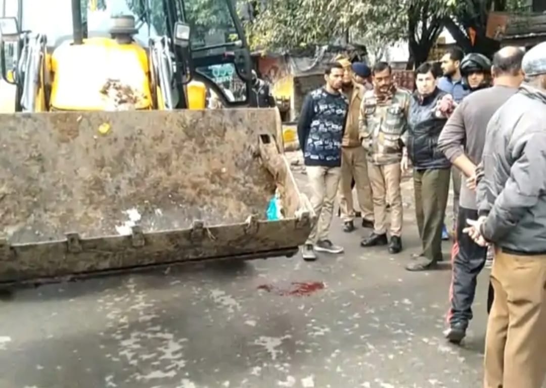 Tragic accident in Meerut: Woman fell from bike after collision, JCB wheel rolled over her, death