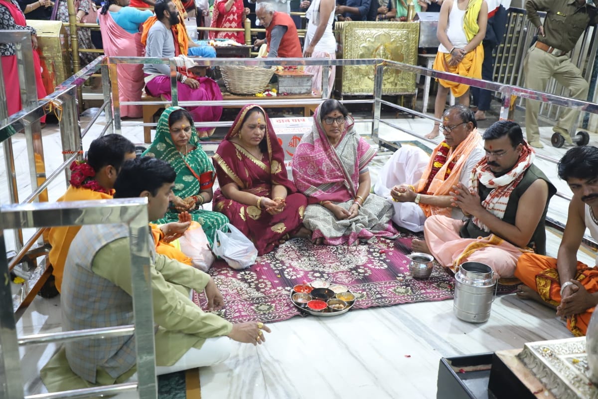 Nitin Gadkari's wife visited the court of Mahakal in morning and CM Mohan Yadav's wife reached in evening