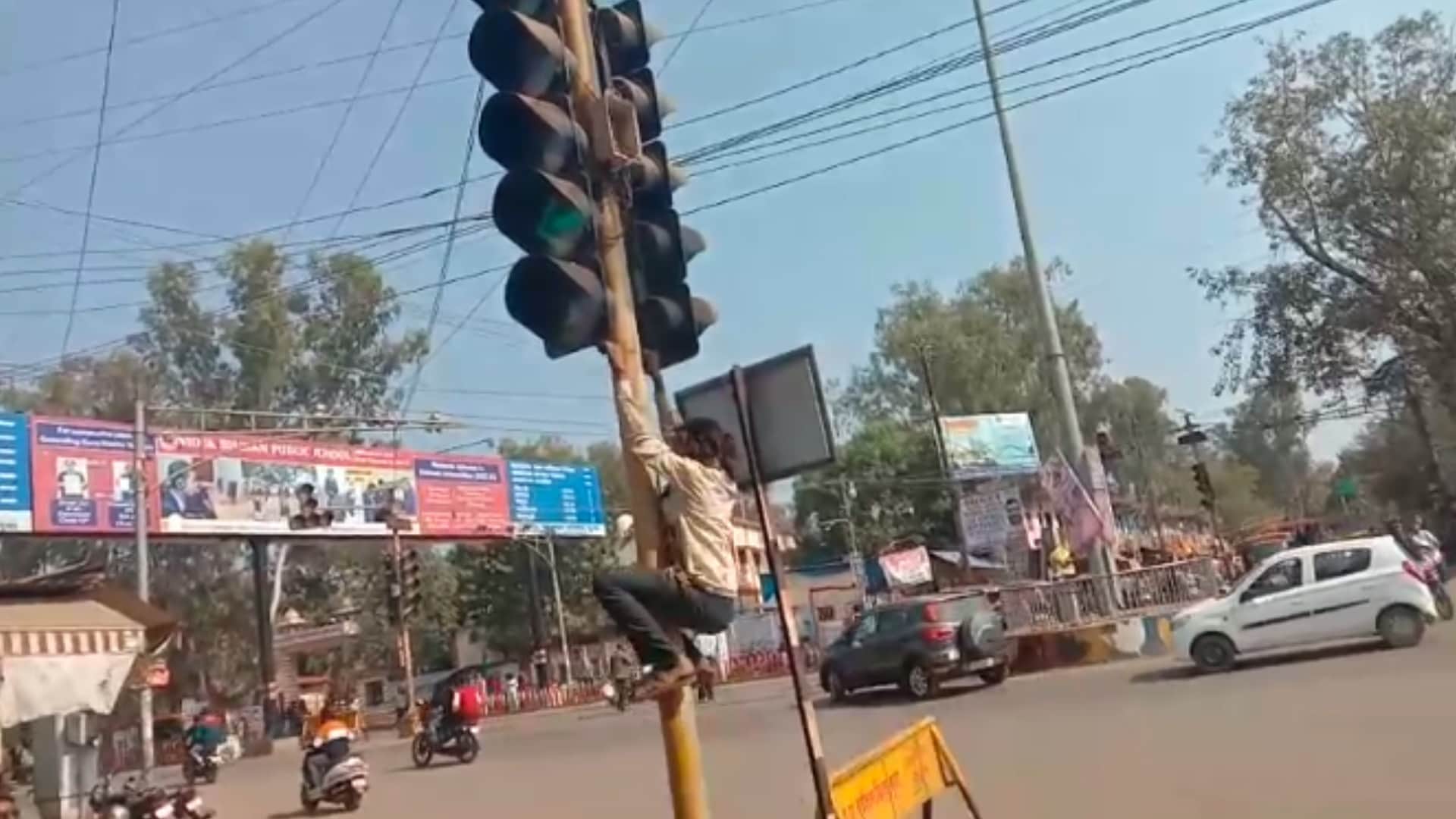 नामांतरण का काम नहीं होने से परेशान पिता ट्रैफिक सिग्नल पर चढ़ गया।