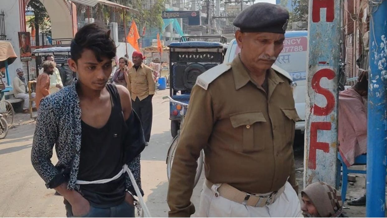 People beat up a thief who was running away after stealing a mobile phone