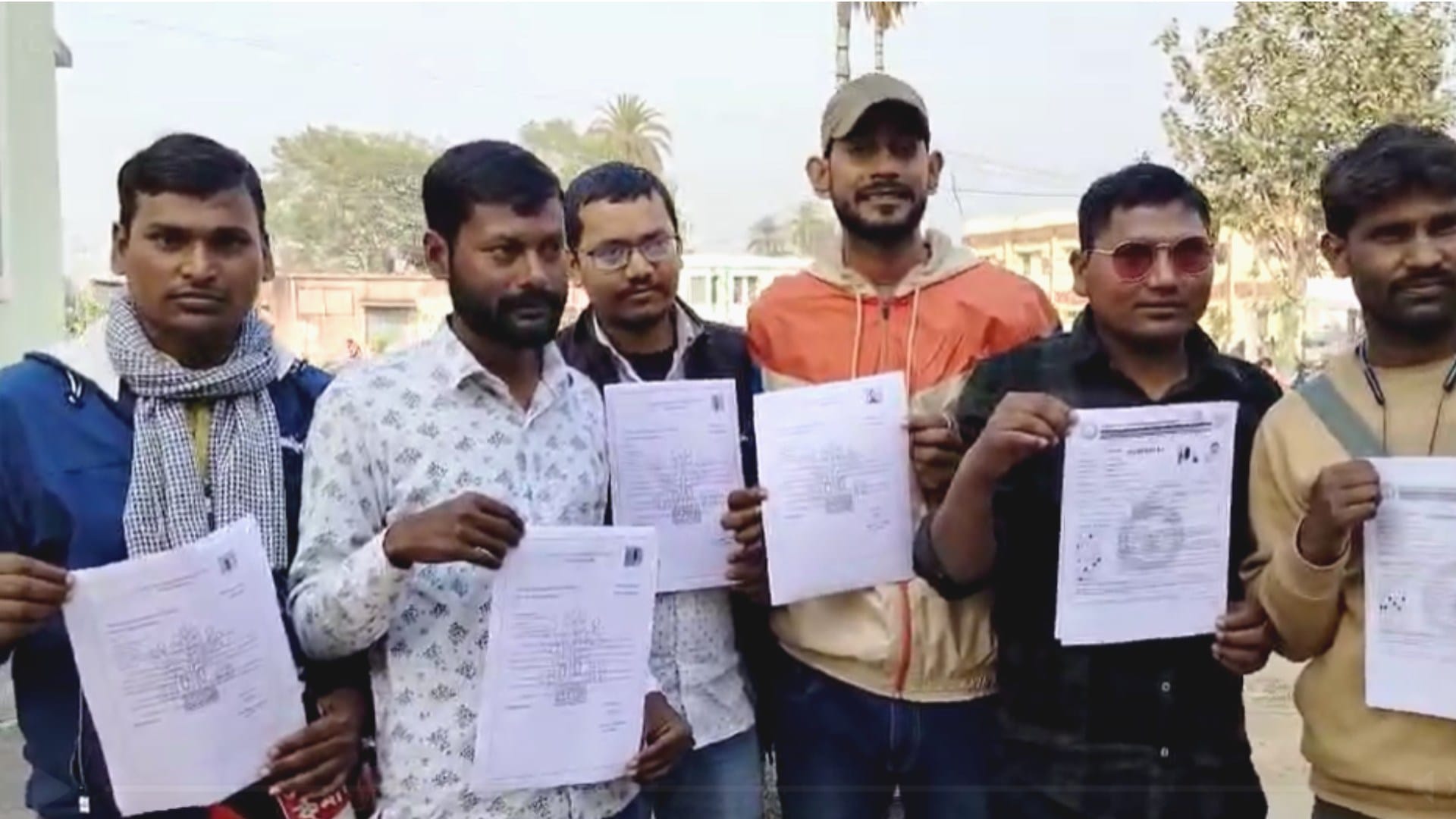 पदस्थापना पत्र पाकर नवनियुक्त शिक्षक हुए खुश