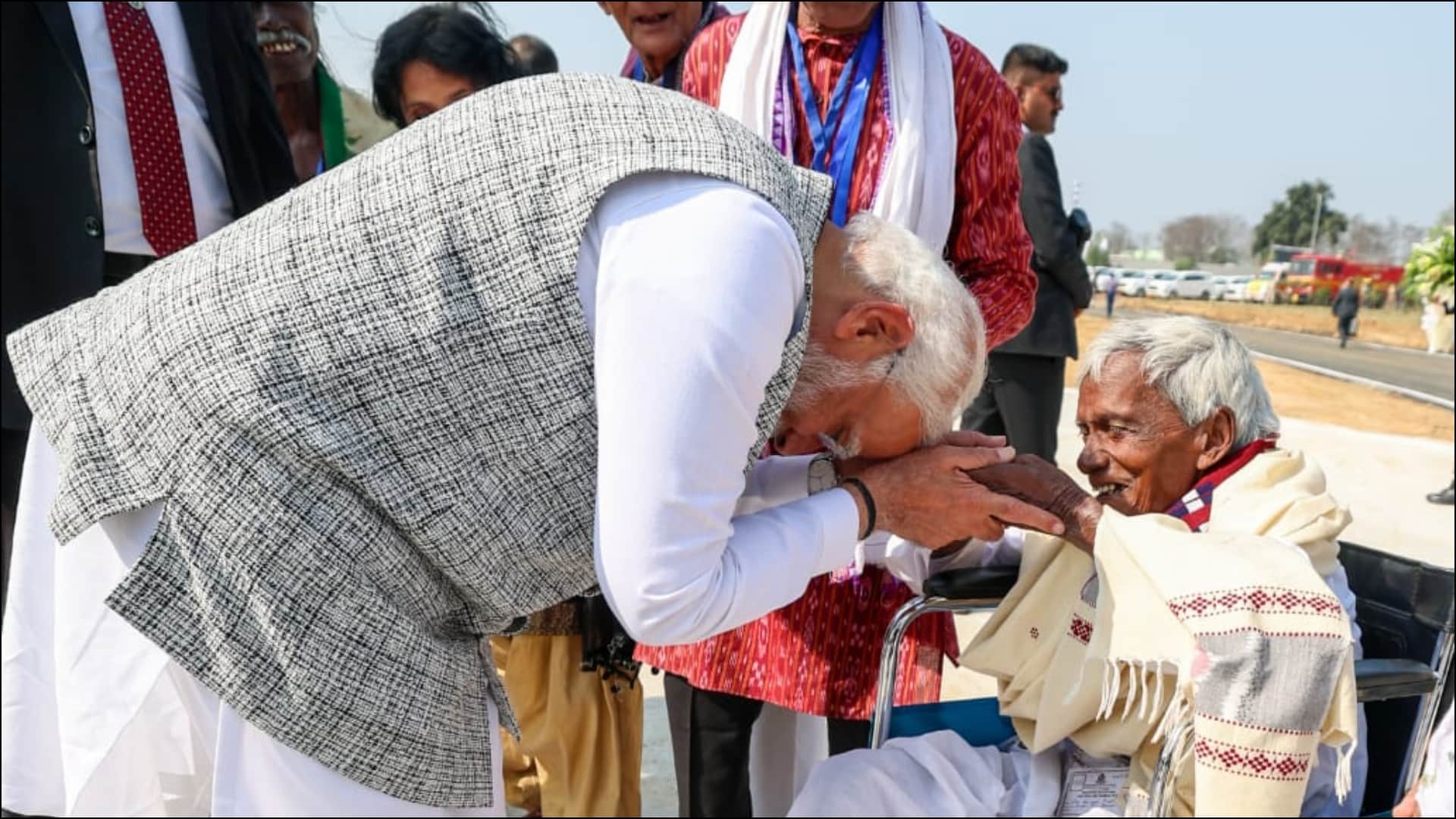 prime minister narendra modi in odisha met padma shri awardee photos