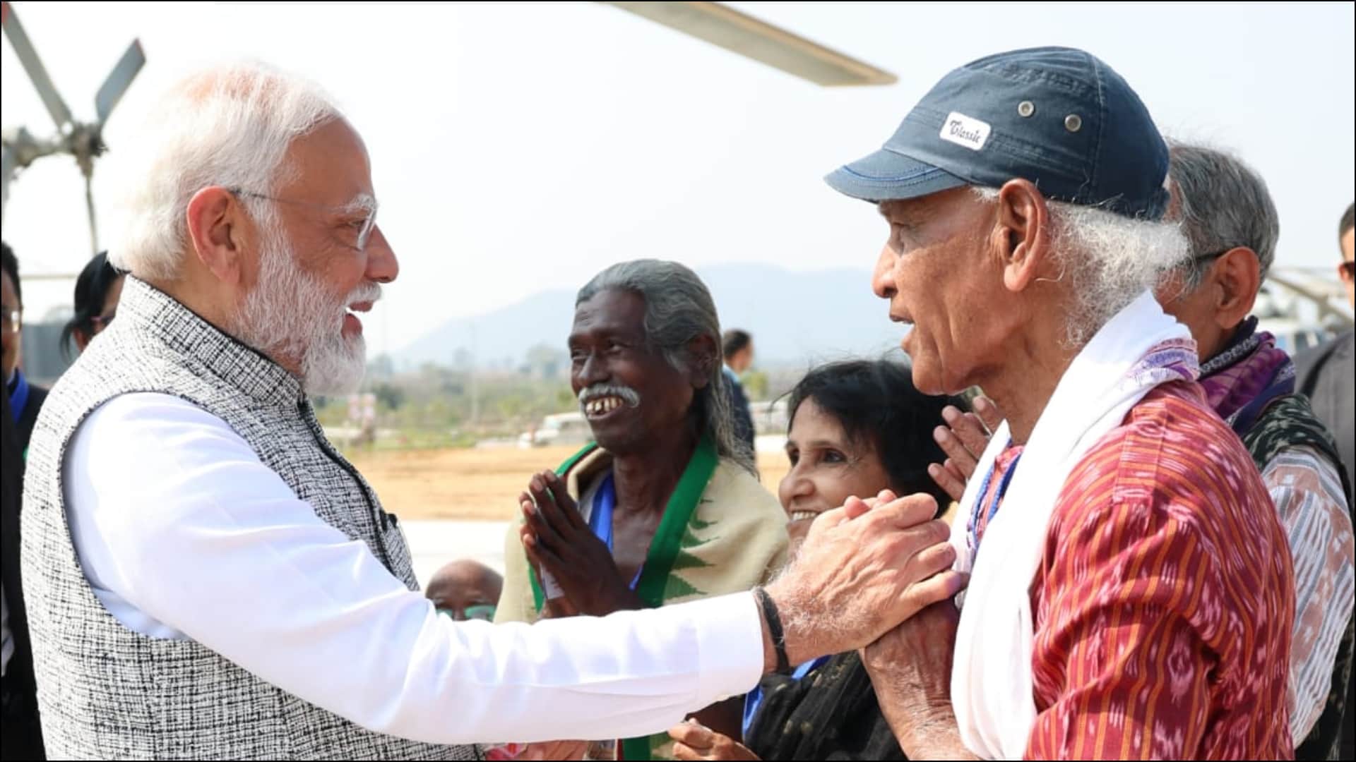 prime minister narendra modi in odisha met padma shri awardee photos