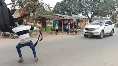 Black flags shown to SP leader Swami Prasad Maurya, car attacked, two youths detained