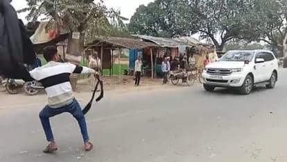 Black flags shown to SP leader Swami Prasad Maurya, car attacked, two youths detained