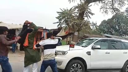 Kaushambi: सपा नेता स्वामी प्रसाद मौर्य को दिखाए गए काले झंडे, काफिले पर फेंका जूता व स्याही, दो हिरासत में Black flags shown to SP leader Swami Prasad Maurya, car attacked, two youths detained