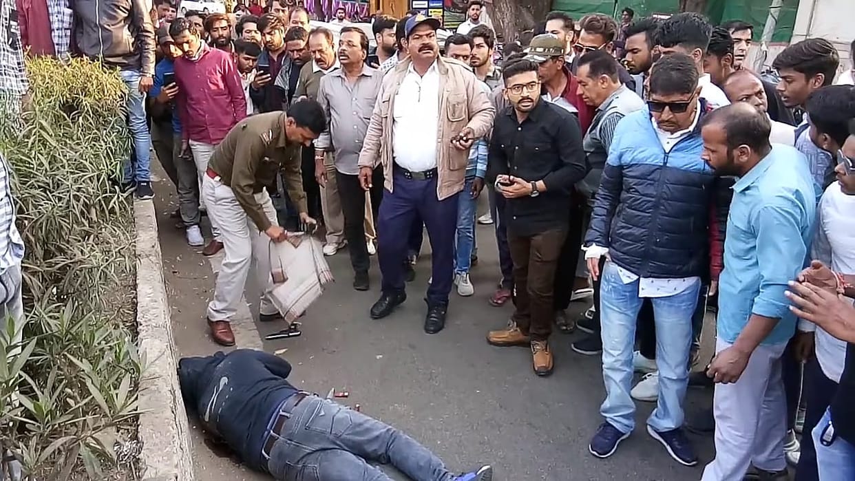 MP News: Bullets fired on liquor businessman in broad daylight in Neemuch, one attacker died