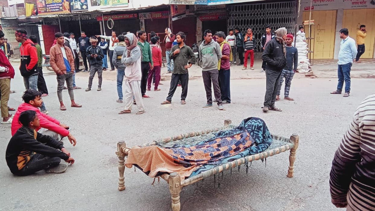 Accused of murder of e-rickshaw driver, villagers blocked the road by keeping the dead body