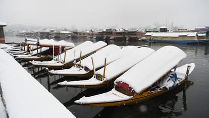 J&K Weather Update: प्रदेश में बारिश और बर्फबारी, जम्मू-श्रीनगर हाईवे बंद, 20 तक ऑरेंज अलर्ट jammu city: Rain and snowfall in the state, Jammu-Srinagar highway closed, orange alert till 20