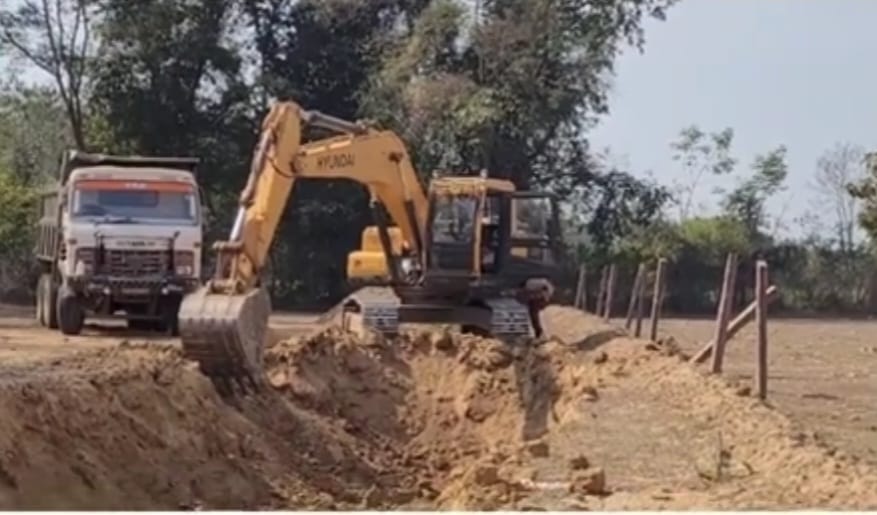 Damoh: Police seized a poklane machine and four dumpers doing illegal mining in Damoh, drivers ran away
