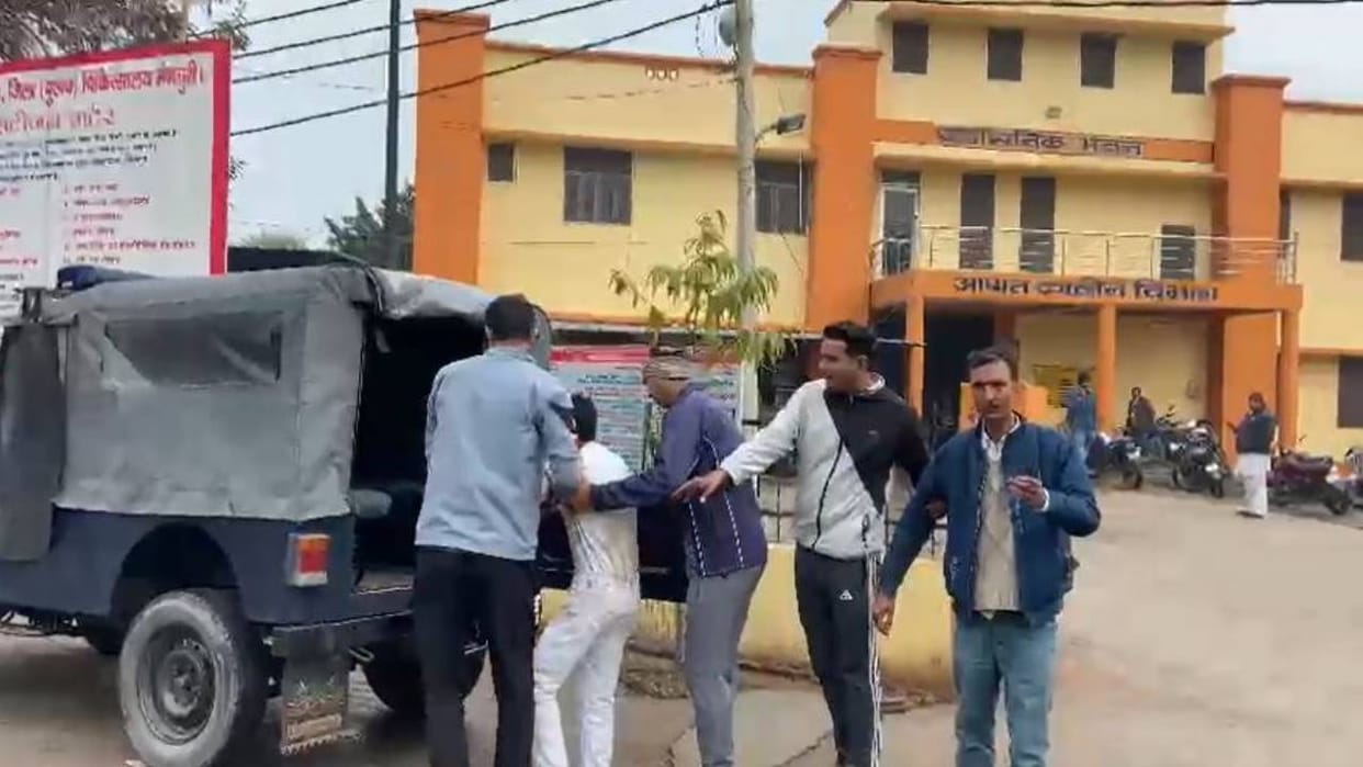 suspended constable and follower fought with each other after drinking alcohol In Mainpuri