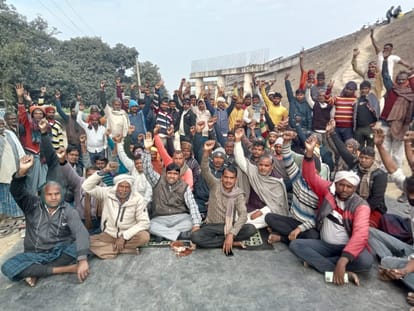Varanasi: मोहनसराय ट्रांसपोर्ट नगर योजना के विरोध में किसानों का प्रदर्शन, लोगों ने की नारेबाजी Demonstration of farmers against Mohansarai Transport City Scheme in varanasi