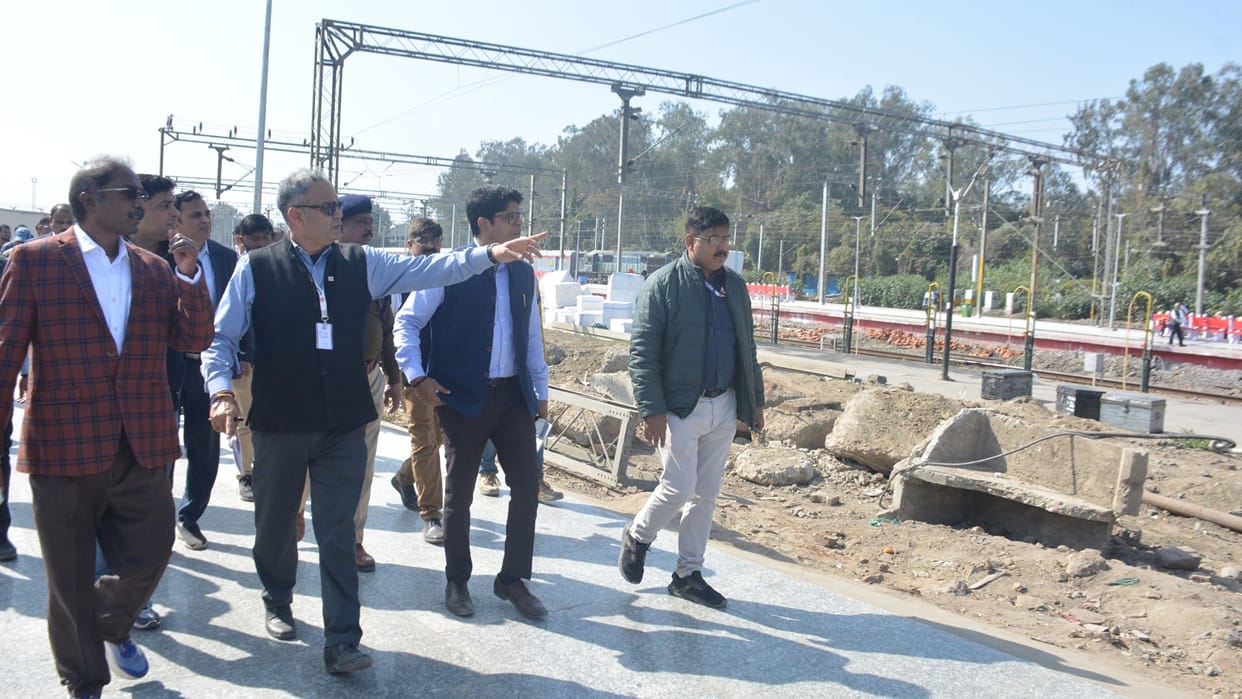 DRM of Northern Railway Lucknow Division inquired about condition of Cantt and Kashi station