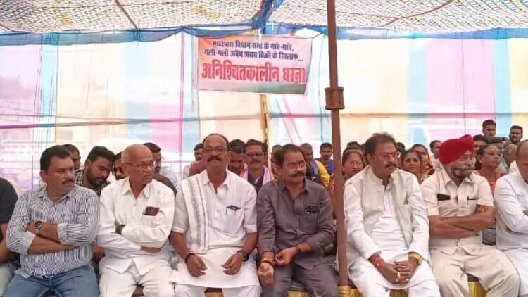 CG: अनिश्चितकालीन धरने पर बैठे विधायक इंद्र साव, अवैध शराब की बिक्री के खिलाफ की कार्रवाई की मांग