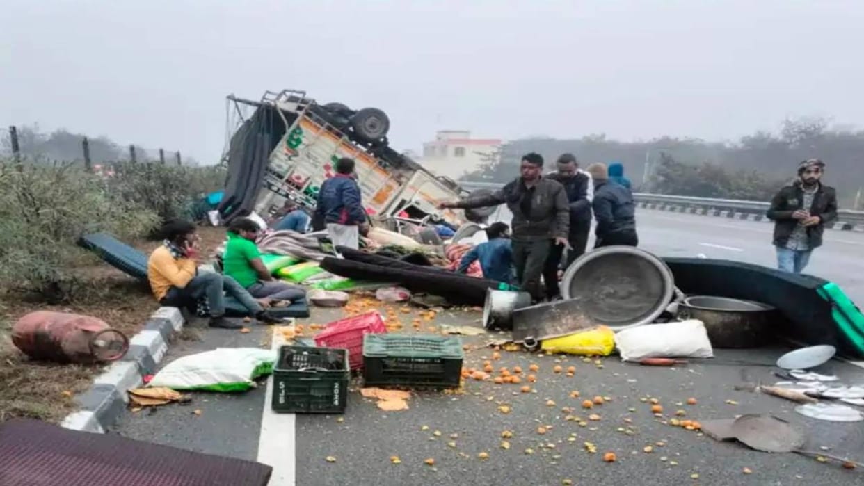 Eight people were injured in accident on Agra Lucknow Expressway in agra admitted all to hospital