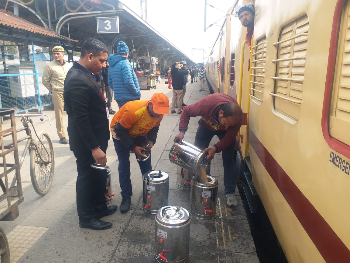 Saharanpur: Aastha special train stopped for 25 minutes, passengers shouted Jai Shri Ram