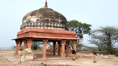 Police deployed on mound, Barnawa Lakshagriha became site of Hindus, people celebrated by distributing sweets
