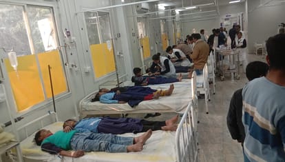Bihar News : सरकारी स्कूल में मिड डे मील से 150 बच्चों की तबीयत बिगड़ी, आक्रोशित परिजनों ने लगाया यह आरोप Bihar News : Health of many children deteriorated due to mid day meal in Bettiah school; family negligence.