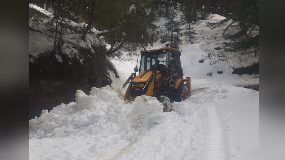 Uttarakhand Weather Snowfall in Dhanaulti Kanatal Tourists face traffic jam 25 people trapped in Chakrata