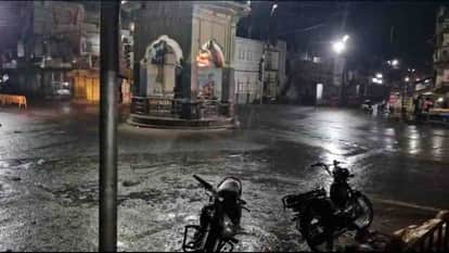 बारिश से भीगीं सड़कें।