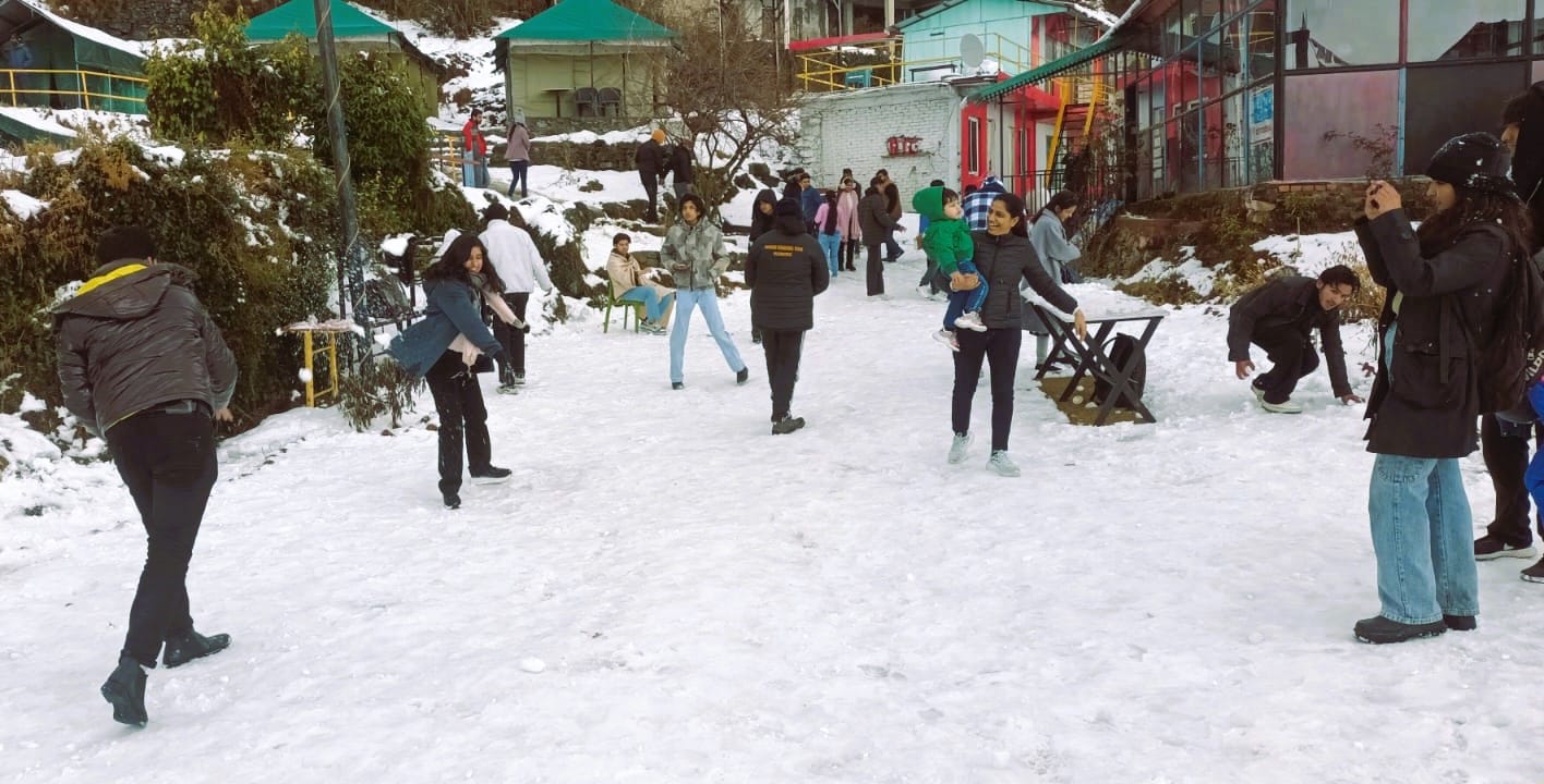 Uttarakhand Weather Snowfall in Dhanaulti Kanatal Tourists face traffic jam 25 people trapped in Chakrata