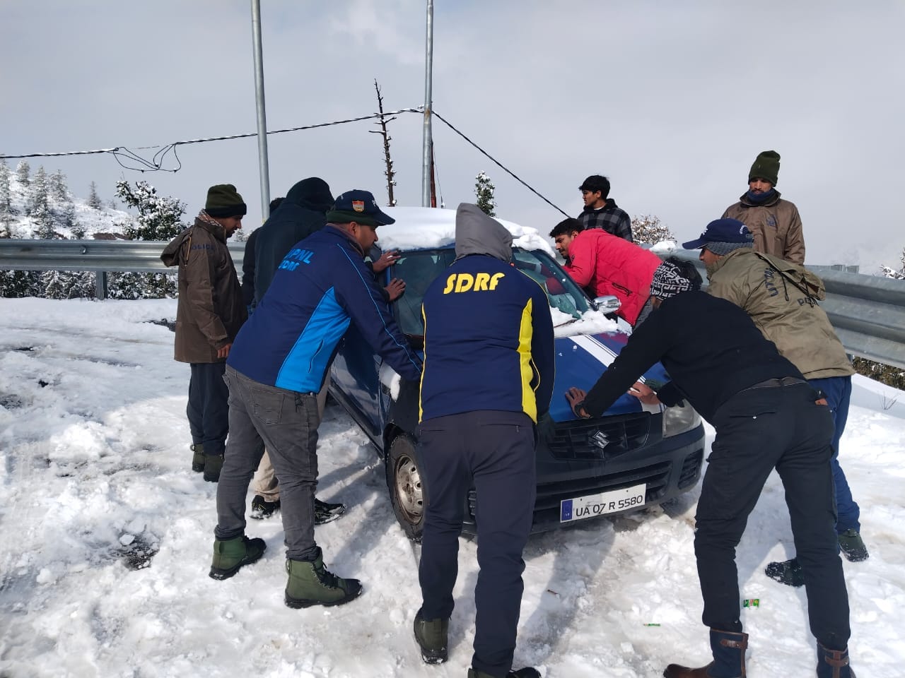 Uttarakhand Weather Snowfall in Dhanaulti Kanatal Tourists face traffic jam 25 people trapped in Chakrata