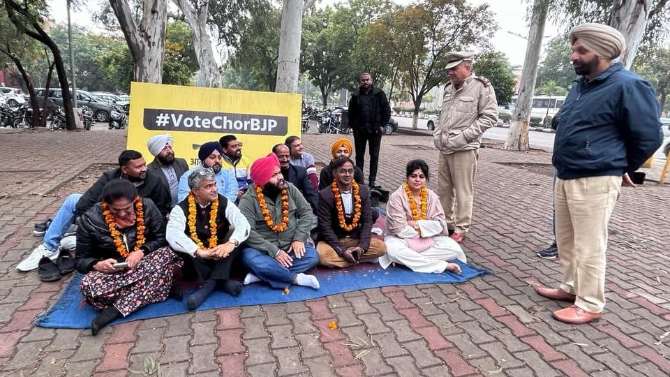 Aam aadmi Party protest continues outside chandigarh nagar nigam