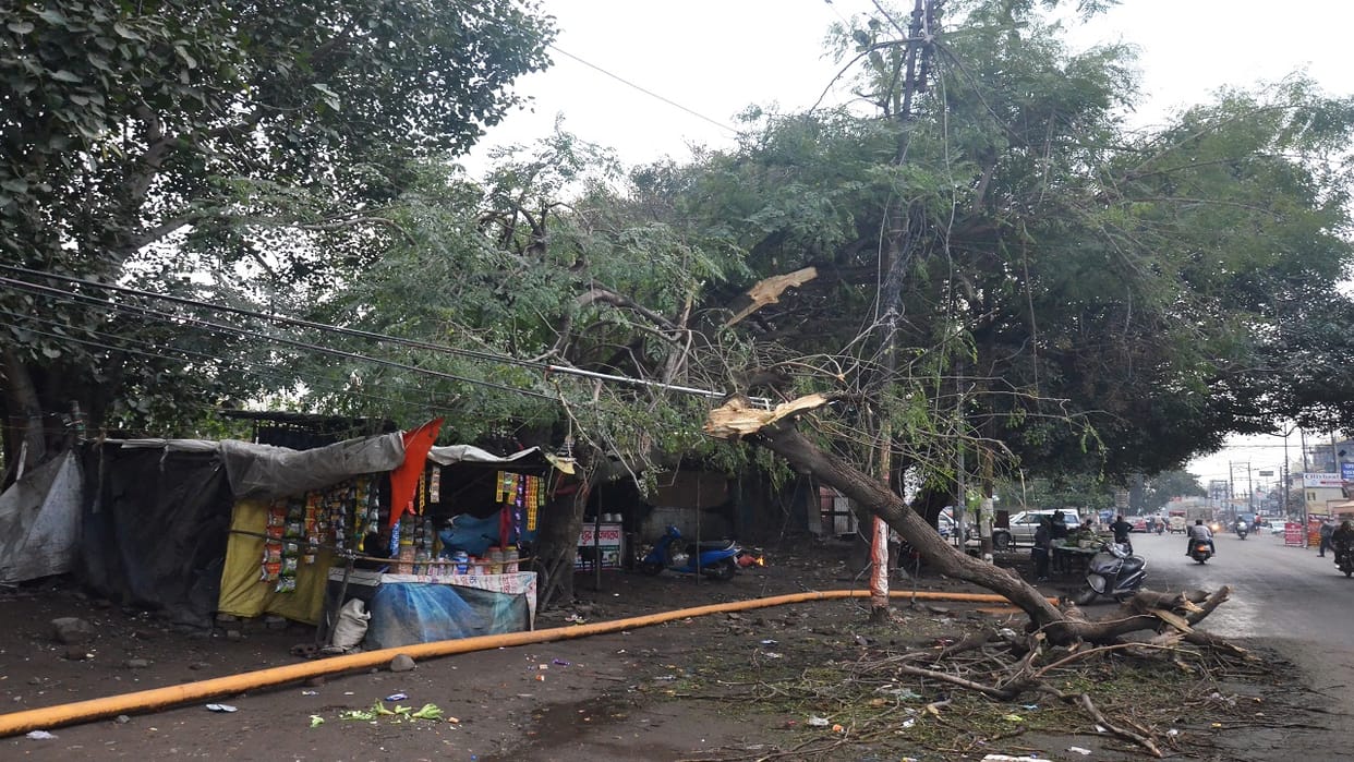 Electric fault due to rain two lakh people affected in Bareilly