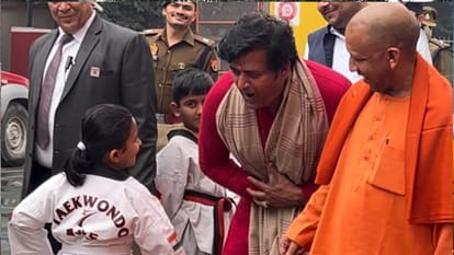 CM said - How do you fight... Palak punched Ravi Kishan