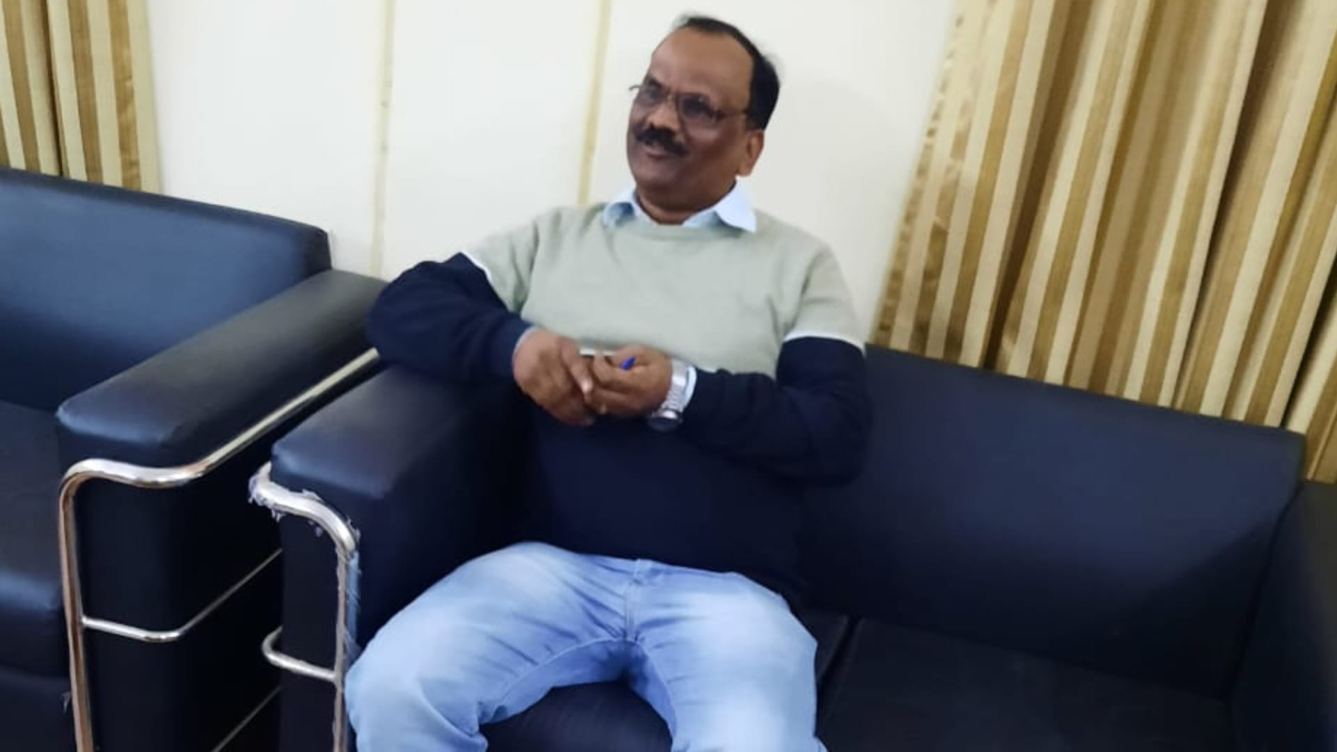 जबलपुर लोकायुक्त ने छिंदवाड़ा में रजिस्ट्रार को रिश्वत लेते पकड़ा है।