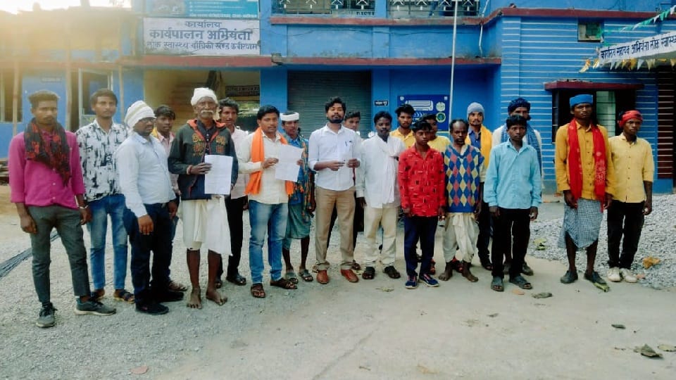 ज्ञापन देने पहुंचे बैगा जनजाति के लोग