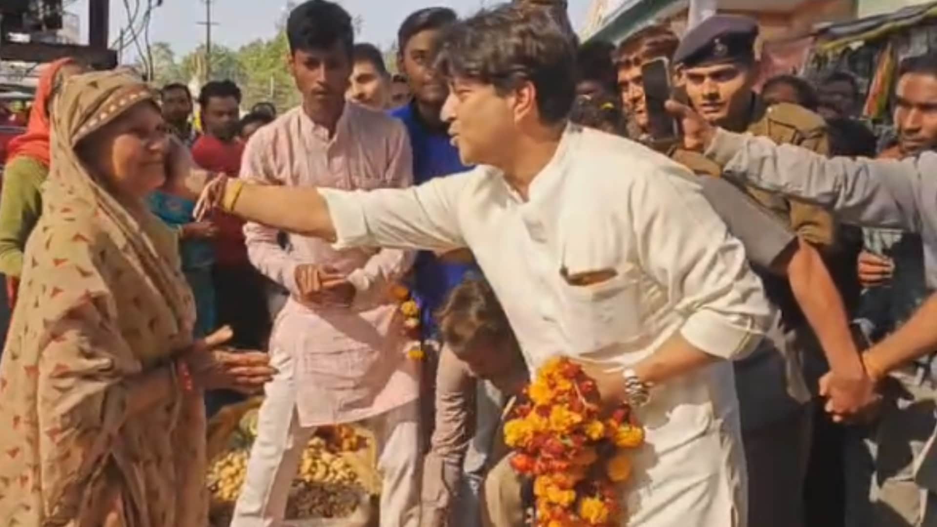 ज्योतिरादित्य सिंधिया ने गुना में कुछ इस तरह सब्जी विक्रेता को दुलारा।