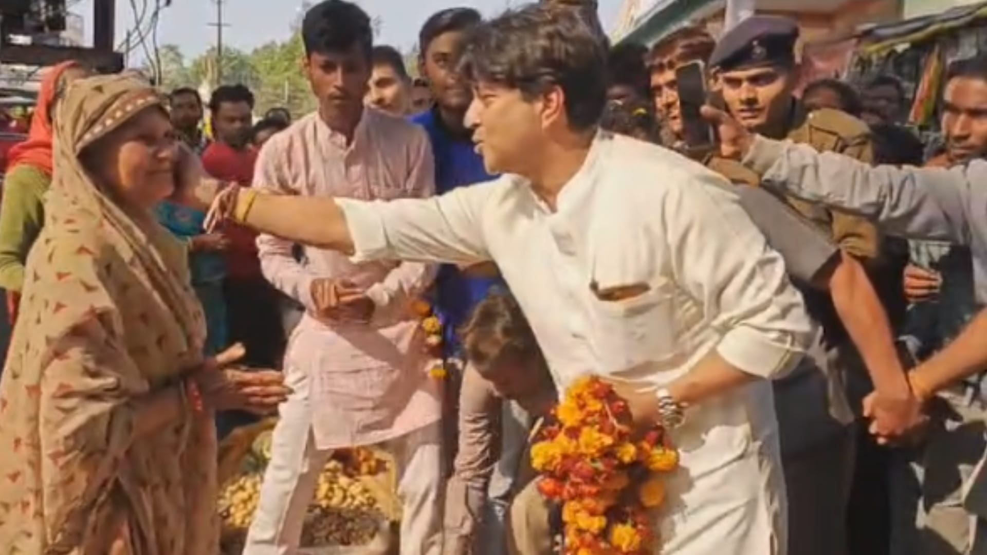ज्योतिरादित्य सिंधिया ने गुना में कुछ इस तरह सब्जी विक्रेता को दुलारा।