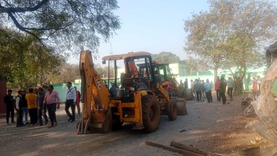 Kawardha administration fired bulldozer on encroachment
