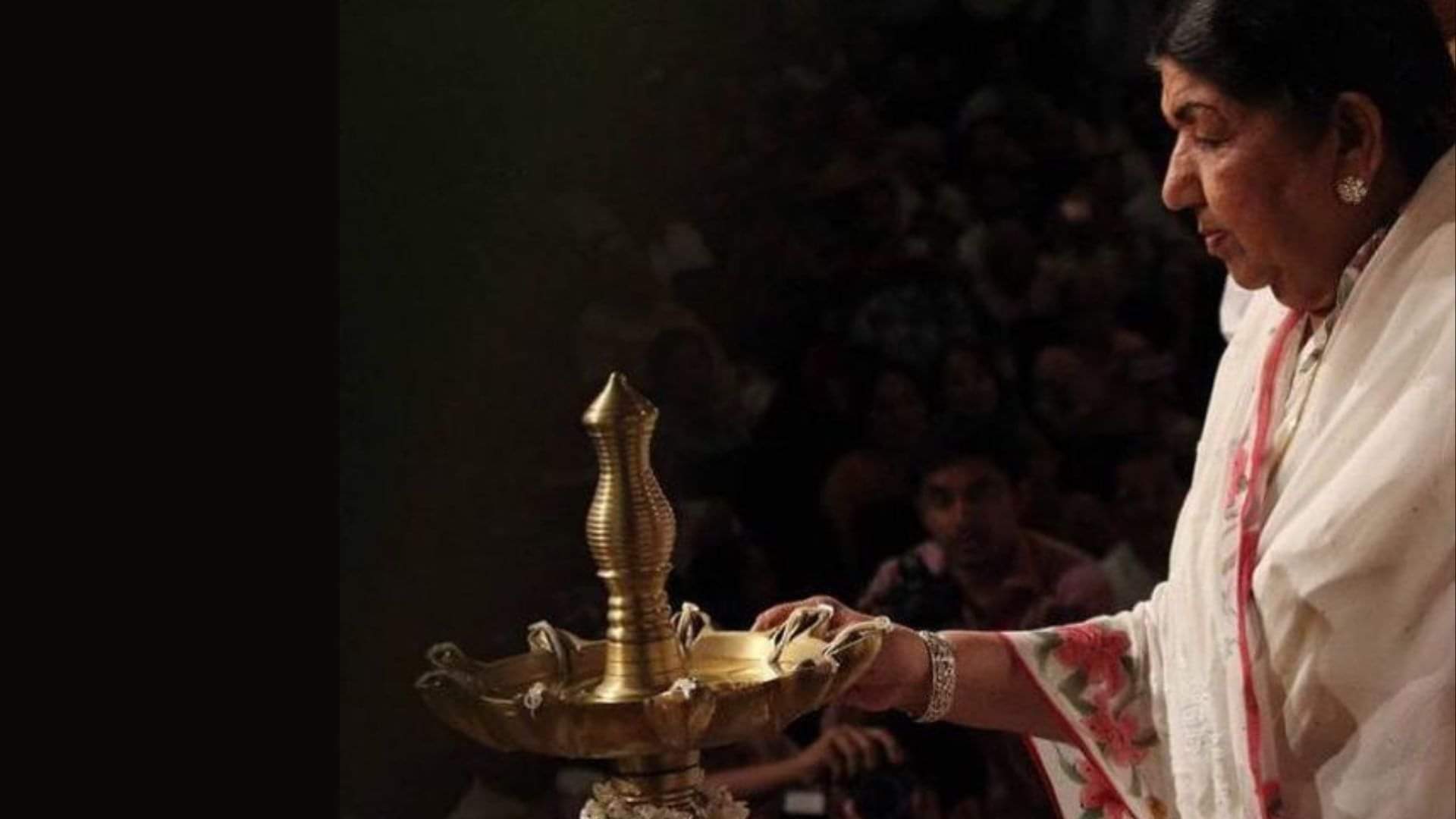 Lata Mangeshkar death anniversary she gave voice to songs in 36 languages know about her career and life