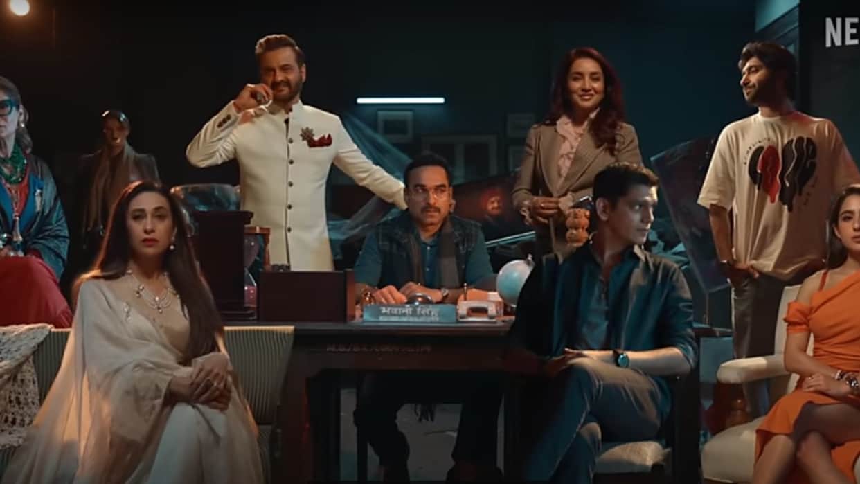 Karisma Kapoor Makes Comeback with Pankaj Tripathi Sara Ali Khan Vijay Varma Starrer Murder Mubarak