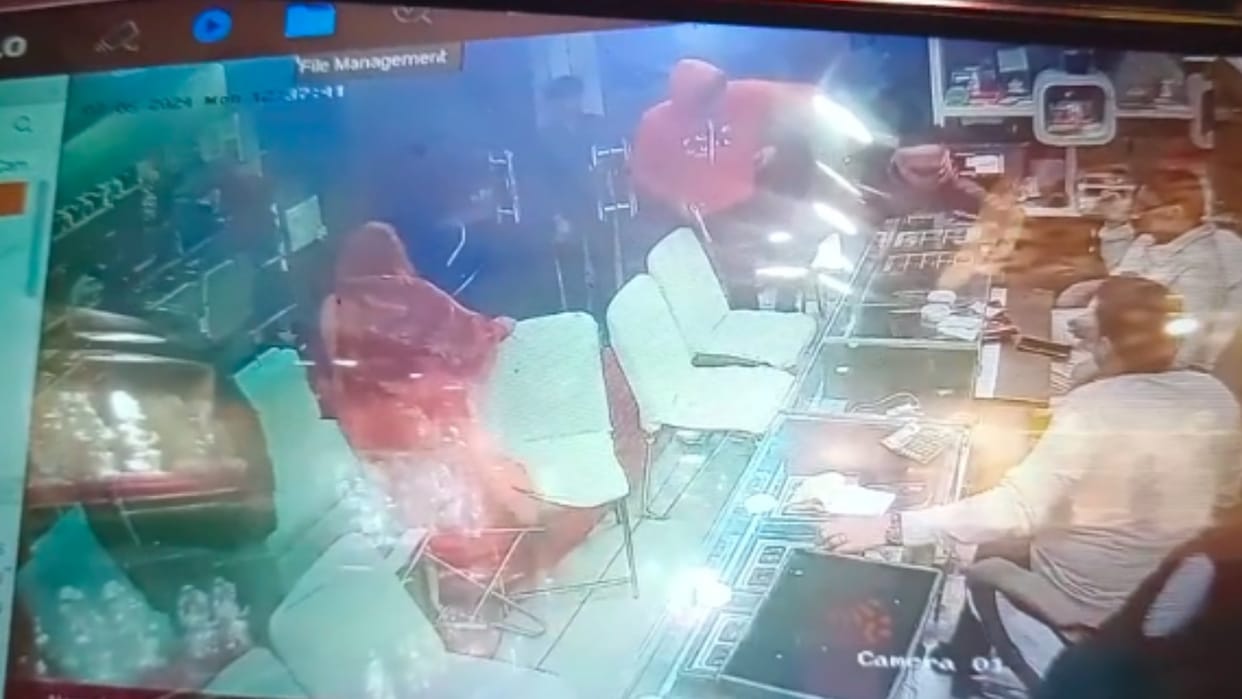 Robbery worth Rs 7 lakh in Morena, three miscreants committed the crime at gunpoint