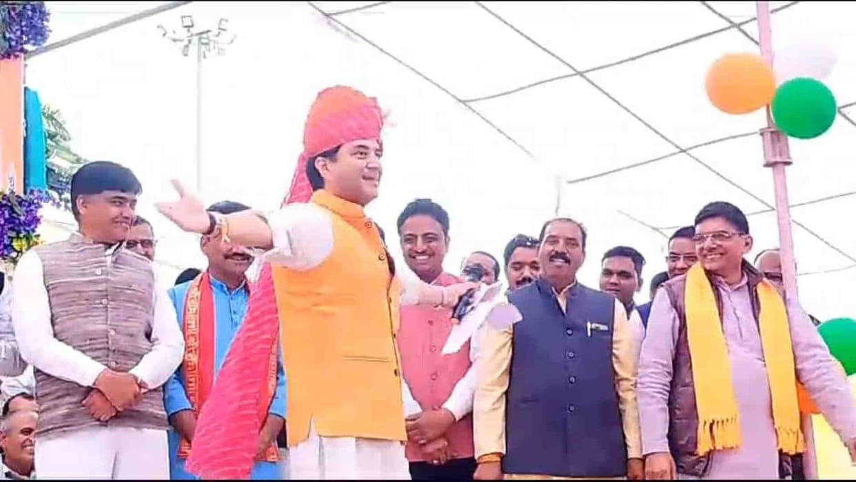 Shivpuri: Minister Scindia was happy to see the saffron jacket of the women's group member.