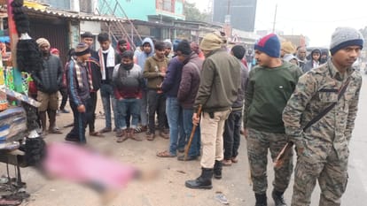 Bihar Accident News: ट्रक के टायर की जांच कर रहे चालक को पीछे से आ रहे वाहन ने रौंदा, मौके पर ही मौत Muzaffarpur: Driver checking tire of truck crushed by vehicle coming from behind, died on spot