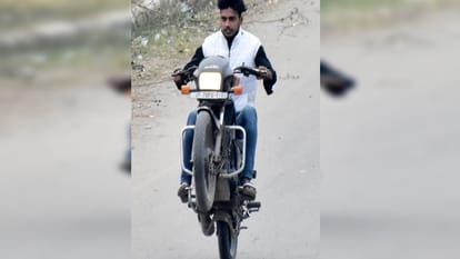 Youth are risking their lives to make reels, dangerous game of bike stunt going on in Naini.