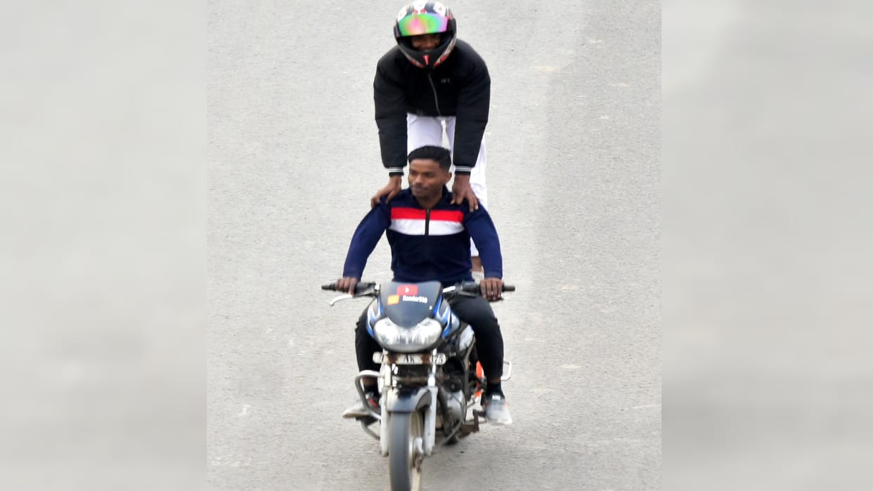 Youth are risking their lives to make reels, dangerous game of bike stunt going on in Naini.