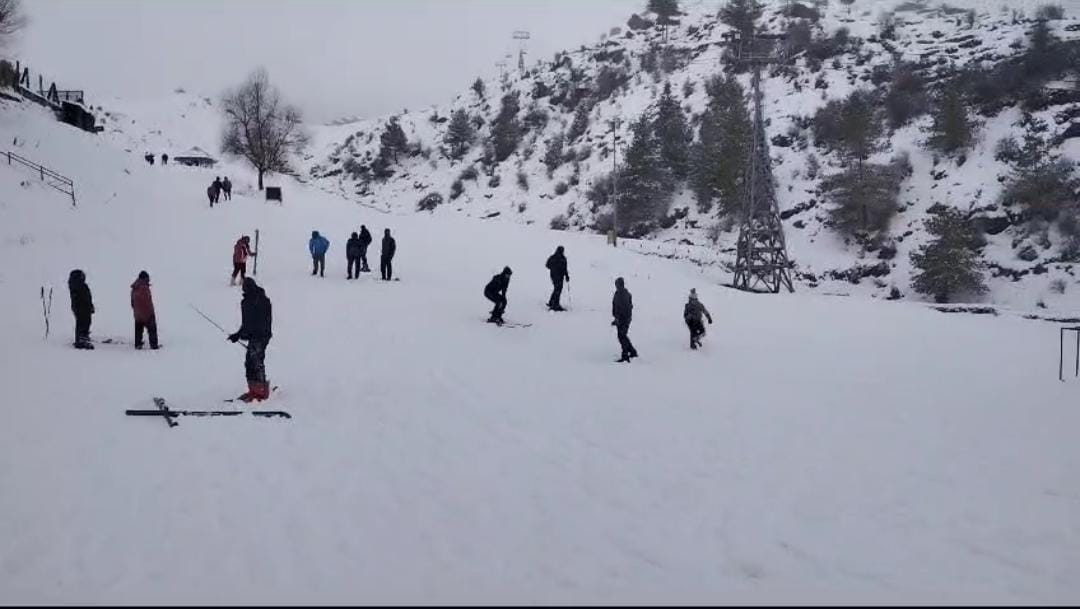 Uttarakhand Weather Heavy Snowfall In Auli From Two Days Continue Tourist Happy to See Beautiful Visuals