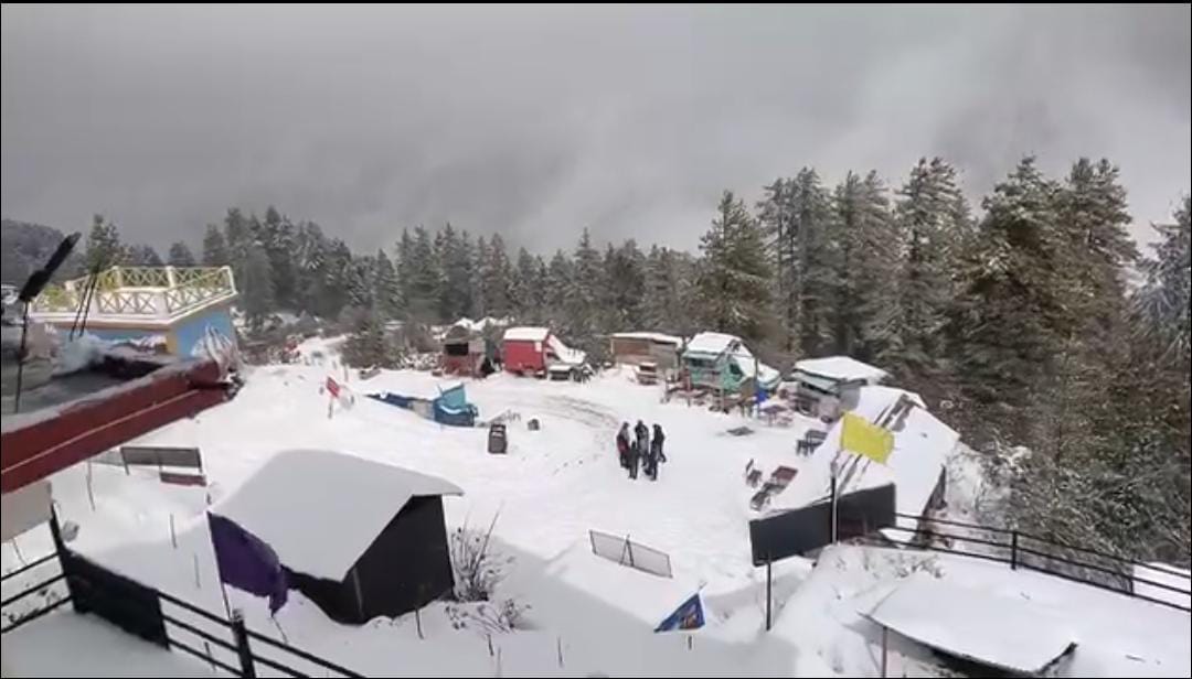 Uttarakhand Weather Heavy Snowfall In Auli From Two Days Continue Tourist Happy to See Beautiful Visuals