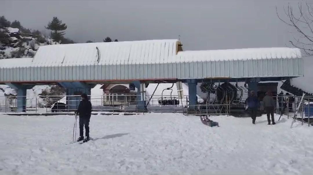 Uttarakhand Weather Heavy Snowfall In Auli From Two Days Continue Tourist Happy to See Beautiful Visuals