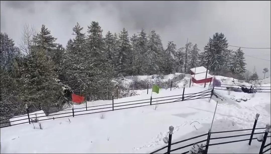 Uttarakhand Weather Heavy Snowfall In Auli From Two Days Continue Tourist Happy to See Beautiful Visuals