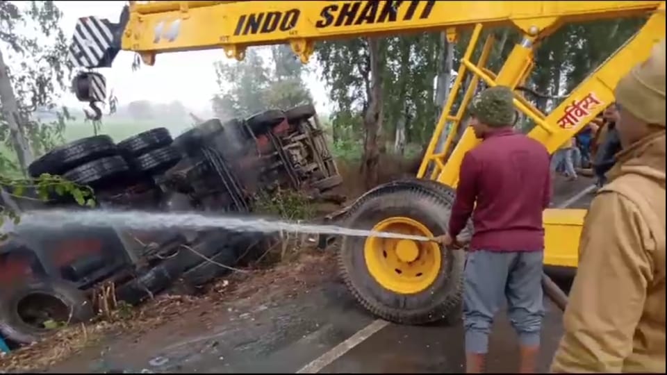 Collision between bus and hydrogen gas tanker in Aligarh