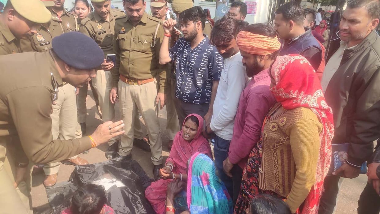 Chitrakoot: Uncontrolled car collides with tree, driver dies