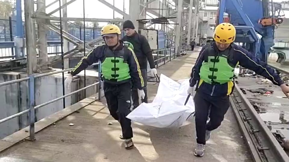 Rishikesh SDRF recovered unidentified dead body from Pashulok Barrage