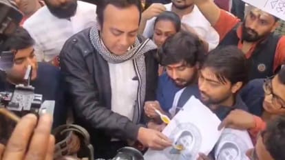 Politics: PM मोदी के खिलाफ की गईं विवादित टिप्पणियों पर भड़की BJP, रैली निकाल CM ममता के फोटो को खिलाया शहद WB: BJP feeds honey to Mamata Banerjee’s photo after her 'offensive' comment against PM Modi